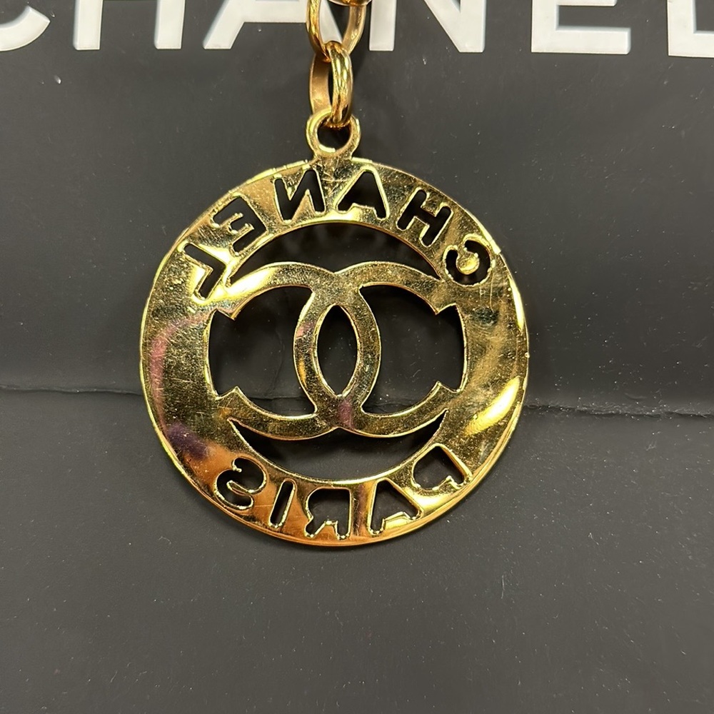 Vintage Chanel extra Large Medallion Gold Plated large Chain necklace - Picture 2 of 5